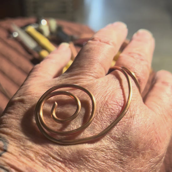 Video of an open hand weaaring a spiral palm ring