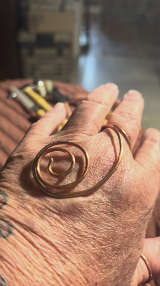 Video of an open hand weaaring a spiral palm ring